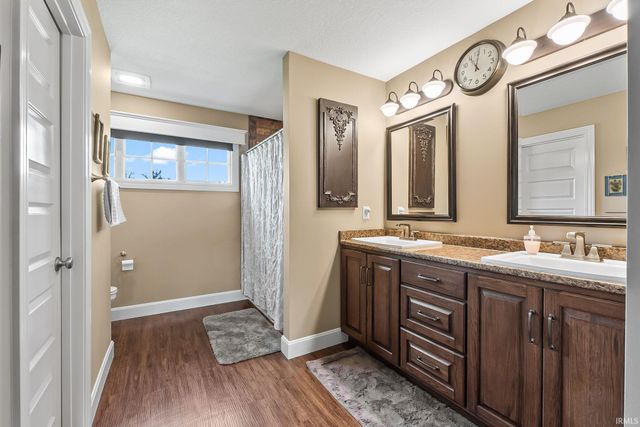 18736 Roselle Cove, Auburn, IN 46706