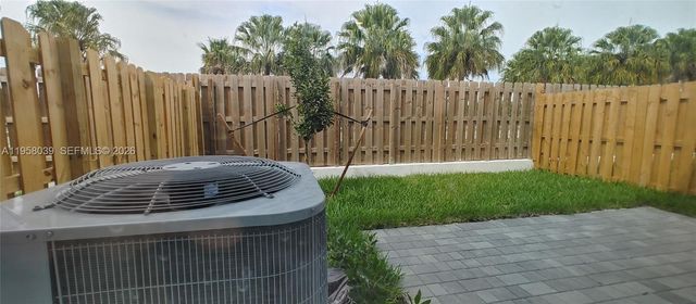 689 SE 13th St Cir, Homestead, FL 33034