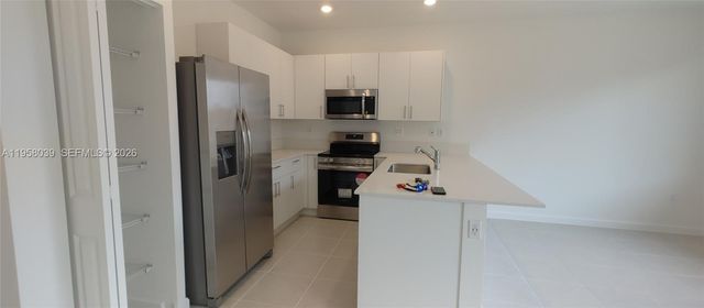 689 SE 13th St Cir, Homestead, FL 33034