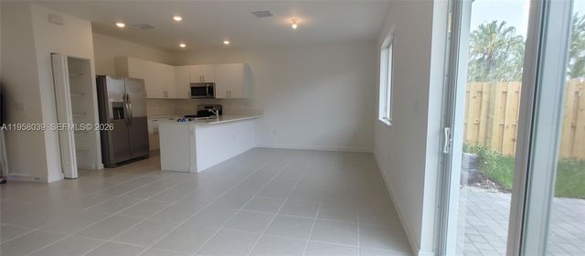 689 SE 13th St Cir, Homestead, FL 33034