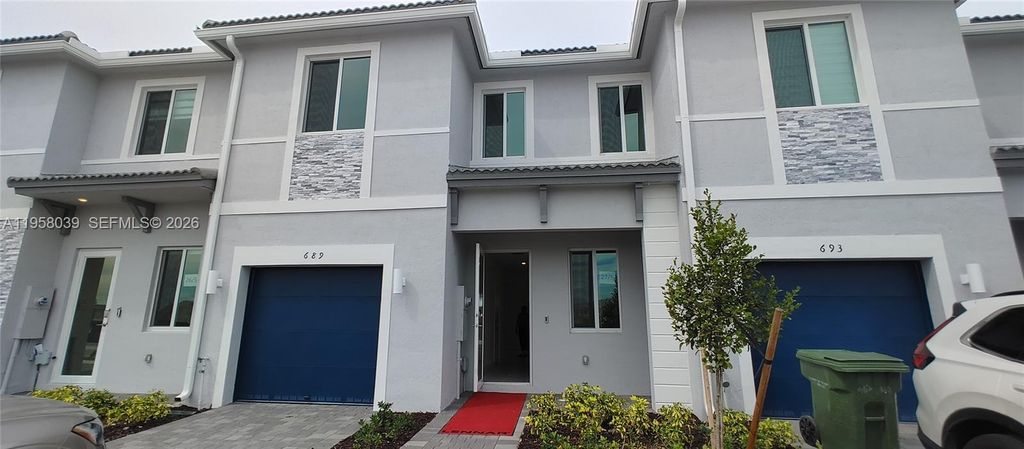 689 SE 13th St Cir, Homestead, FL 33034