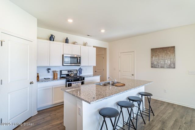 5804 Kellie Woods Dr, Louisville, KY 40258