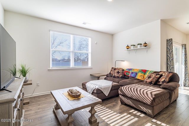 5804 Kellie Woods Dr, Louisville, KY 40258