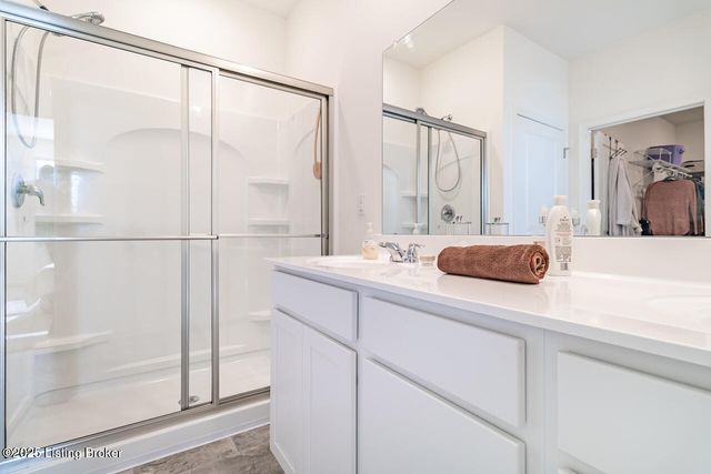 5804 Kellie Woods Dr, Louisville, KY 40258