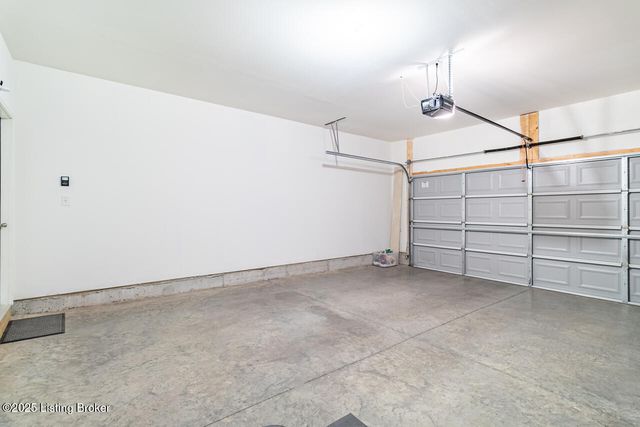 5804 Kellie Woods Dr, Louisville, KY 40258