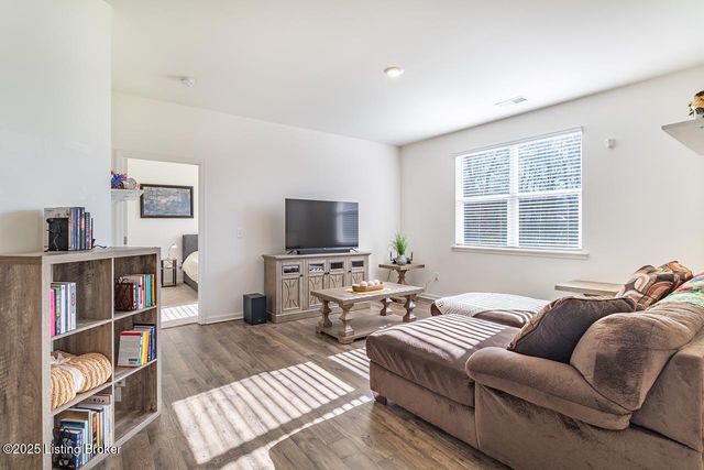 5804 Kellie Woods Dr, Louisville, KY 40258