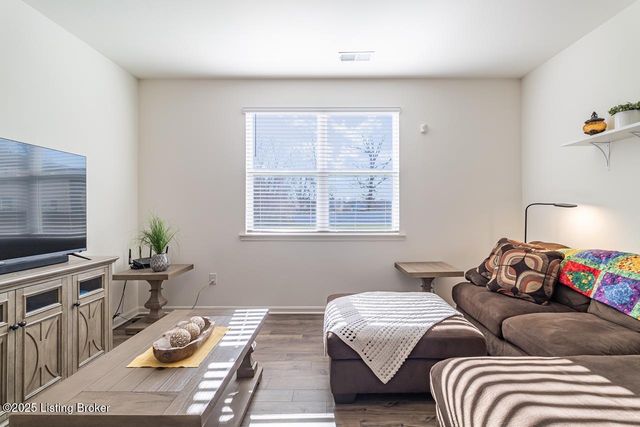 5804 Kellie Woods Dr, Louisville, KY 40258