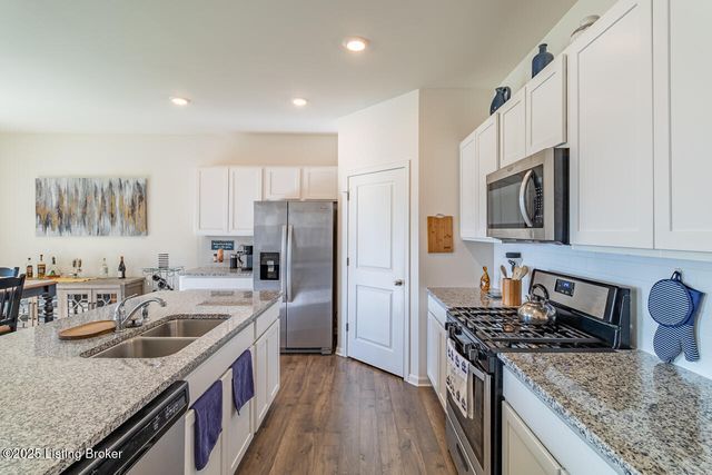 5804 Kellie Woods Dr, Louisville, KY 40258