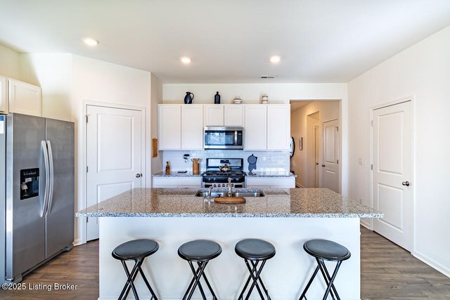 5804 Kellie Woods Dr, Louisville, KY 40258