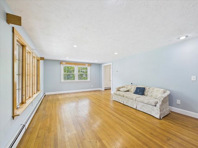 40 Bennets Neck Dr, Bourne, MA 02559