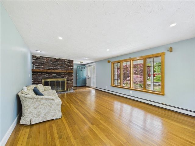 40 Bennets Neck Dr, Bourne, MA 02559