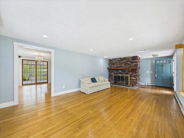 40 Bennets Neck Dr, Bourne, MA 02559