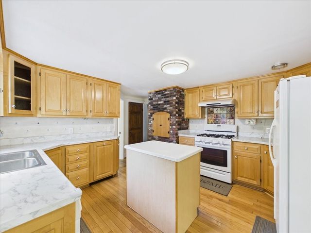 40 Bennets Neck Dr, Bourne, MA 02559