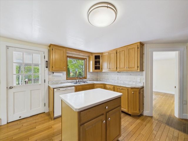 40 Bennets Neck Dr, Bourne, MA 02559