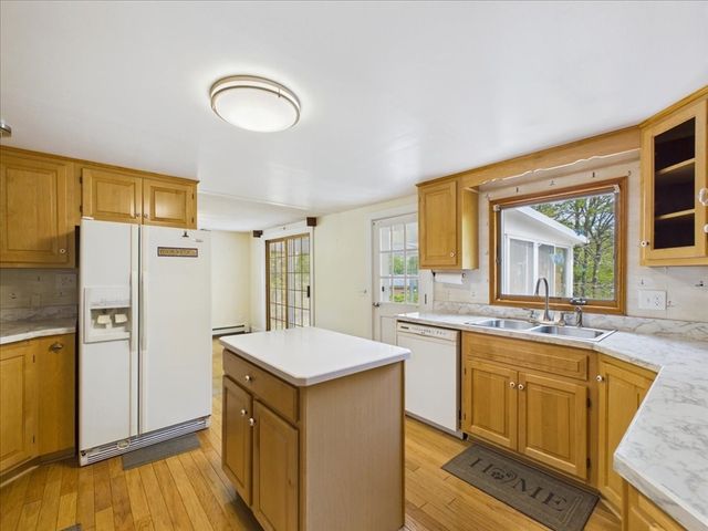 40 Bennets Neck Dr, Bourne, MA 02559