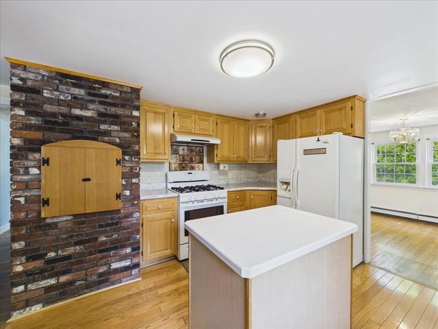 40 Bennets Neck Dr, Bourne, MA 02559