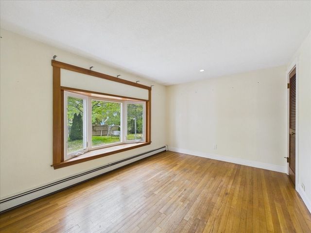 40 Bennets Neck Dr, Bourne, MA 02559