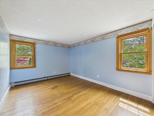 40 Bennets Neck Dr, Bourne, MA 02559