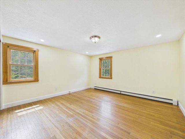 40 Bennets Neck Dr, Bourne, MA 02559