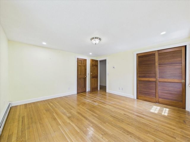 40 Bennets Neck Dr, Bourne, MA 02559