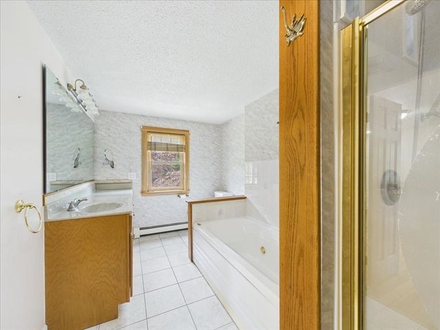 40 Bennets Neck Dr, Bourne, MA 02559