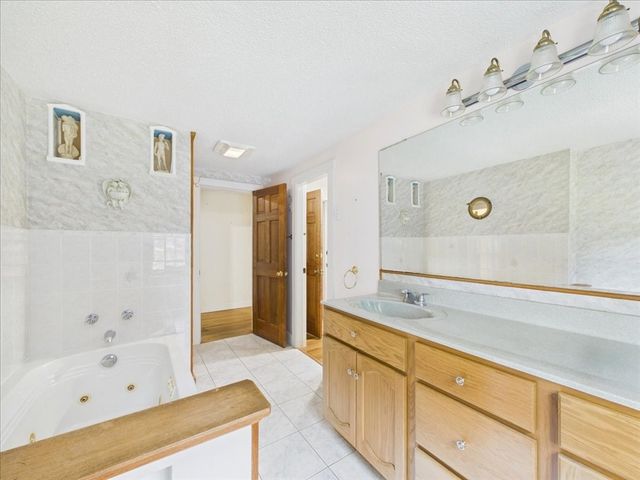 40 Bennets Neck Dr, Bourne, MA 02559