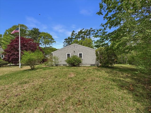 40 Bennets Neck Dr, Bourne, MA 02559