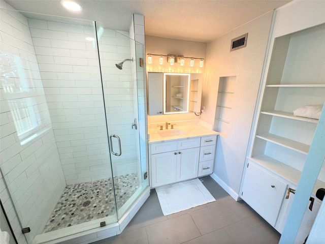 5813 26TH AVENUE N, St Petersburg, FL 33710