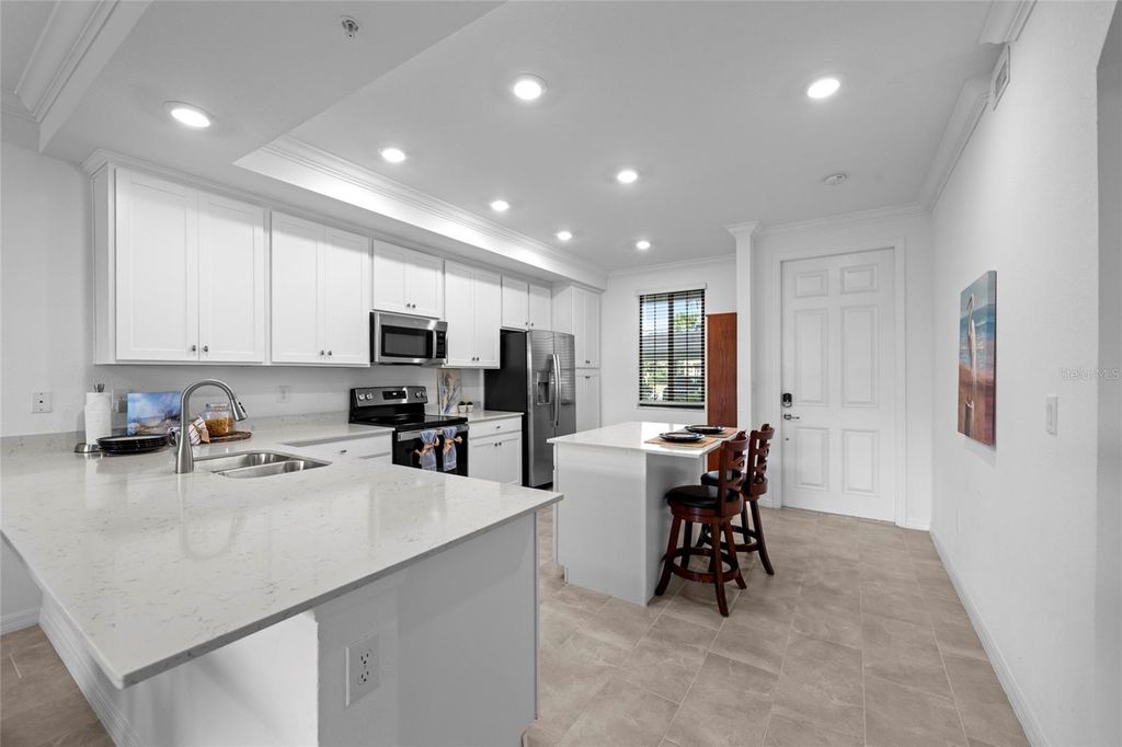 Image 5 of property listing at 18114 GAWTHROP DRIVE 105, Bradenton, FL 34211