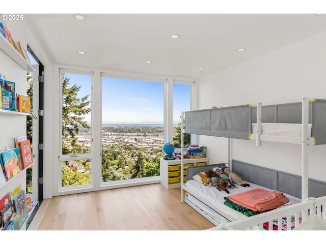 424 Nw MACLEAY Blvd, Portland, OR 97210