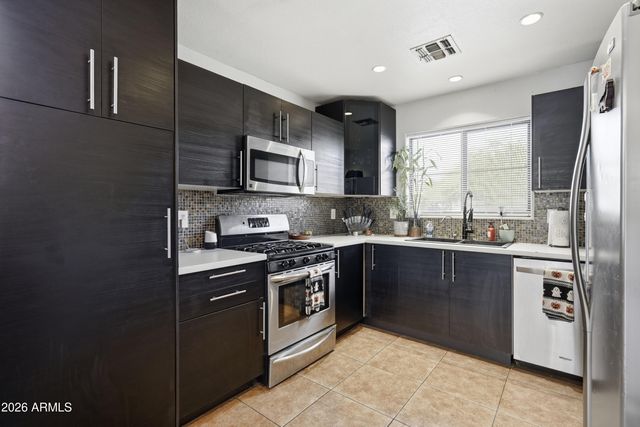 1425 S LINDSAY Road 16, Mesa, AZ 85204