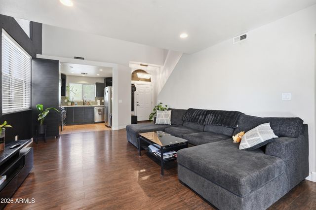1425 S LINDSAY Road 16, Mesa, AZ 85204