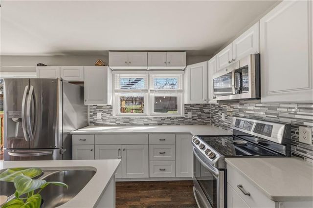 13621 W 90th Place, Lenexa, KS 66206