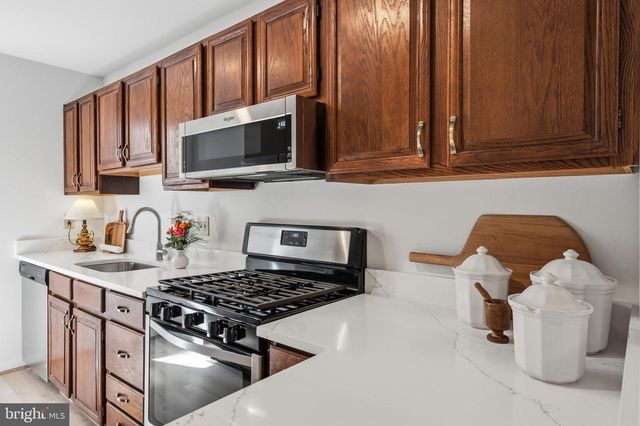 10026 OAKTON TERRACE RD, Oakton, VA 22124