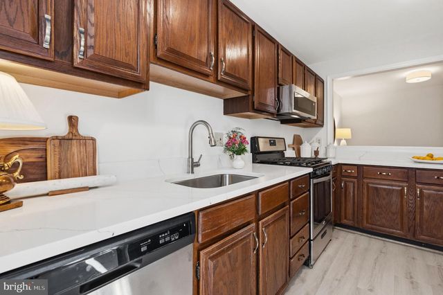 10026 OAKTON TERRACE RD, Oakton, VA 22124