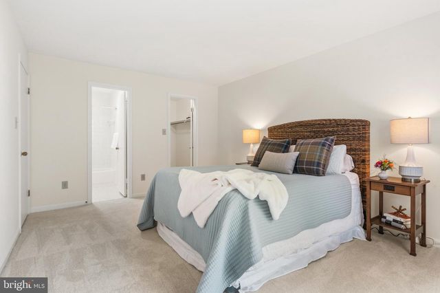 10026 OAKTON TERRACE RD, Oakton, VA 22124