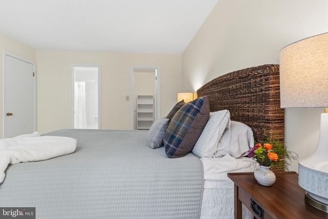 10026 OAKTON TERRACE RD, Oakton, VA 22124