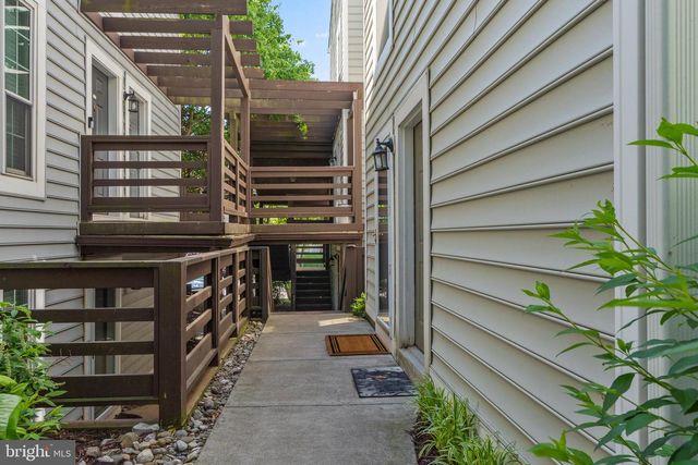 10026 OAKTON TERRACE RD, Oakton, VA 22124