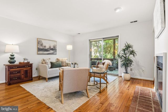 10026 OAKTON TERRACE RD, Oakton, VA 22124