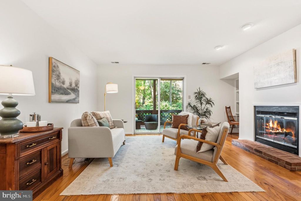 10026 OAKTON TERRACE RD, Oakton, VA 22124