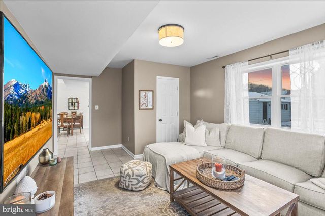 36 E BROADWAY, Etters, PA 17319