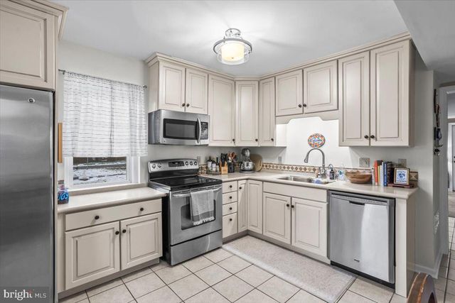 36 E BROADWAY, Etters, PA 17319