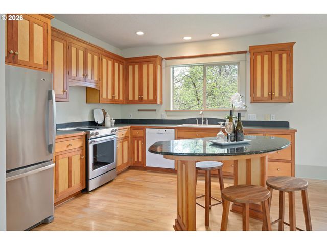 2455 EMERALD Aly, Eugene, OR 97403