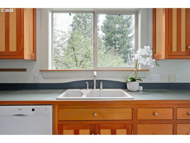 2455 EMERALD Aly, Eugene, OR 97403