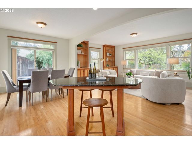 2455 EMERALD Aly, Eugene, OR 97403