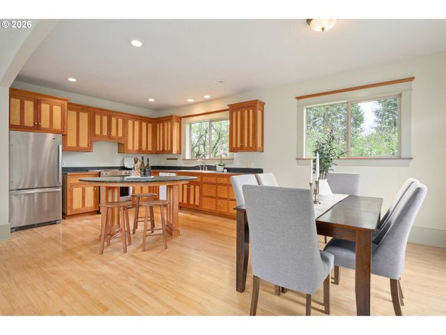 2455 EMERALD Aly, Eugene, OR 97403