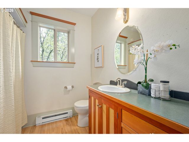 2455 EMERALD Aly, Eugene, OR 97403