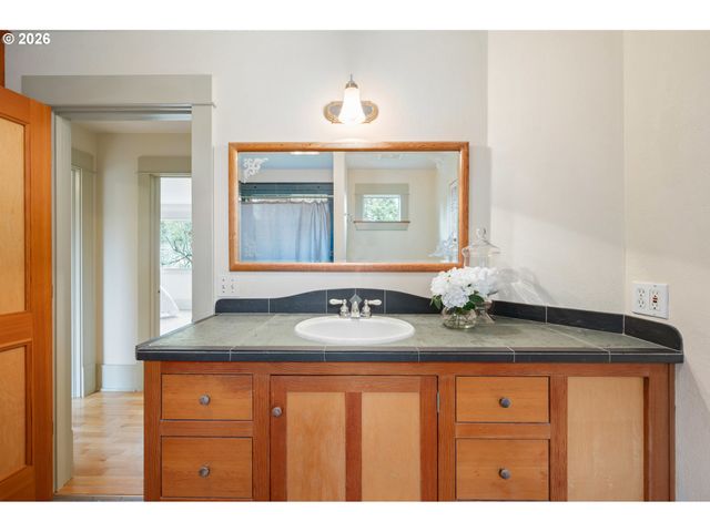 2455 EMERALD Aly, Eugene, OR 97403