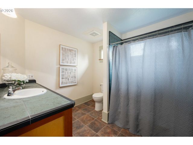 2455 EMERALD Aly, Eugene, OR 97403