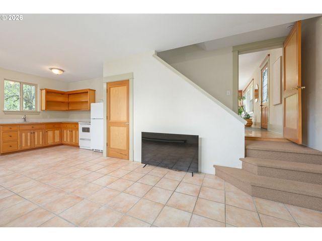 2455 EMERALD Aly, Eugene, OR 97403